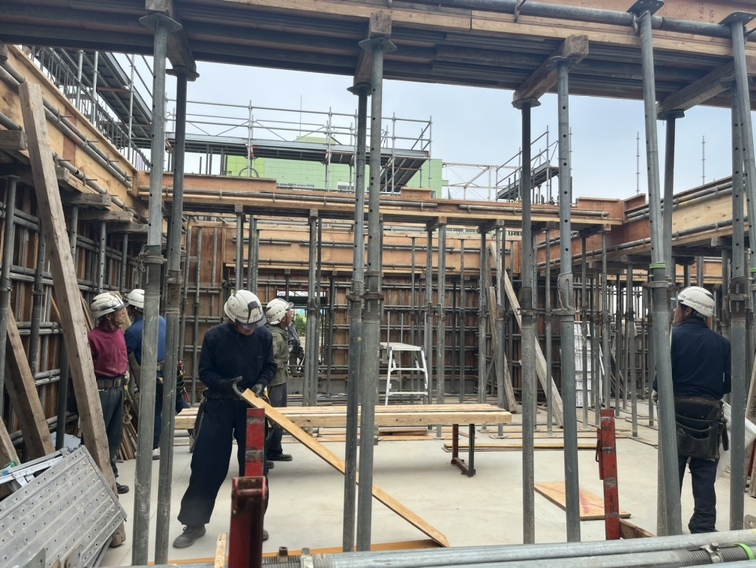 ④型枠の建て込み