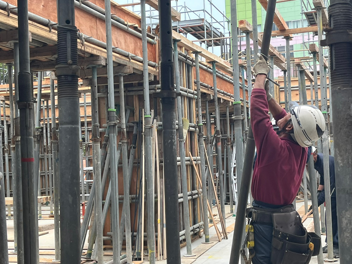 ⑥梁掛け・大引き・スラブ（天井・床）張り